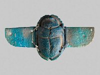 Aeg F 15  Aeg F 15, Spätzeit bis frühptolemäisch, Geflügelter Skarabäus, Fayence, L 5,7 cm, B 10,5 cm, H 1,3 cm : Bestandskatalog Ägypten, Museumsfoto: Claus Cordes